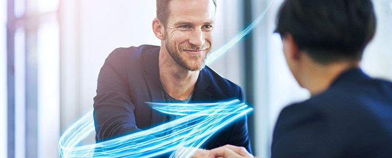 KMUs: Marktchancen suchen und nutzen, Kollegen geben sich die Hände