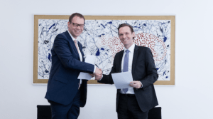 Unternehmensfinanzierung in der Krise- Vertragsabschluss eines Factoring Vertrages, A.B.S. Global Factoring CEO Thorsten Klindworth mit Kunden